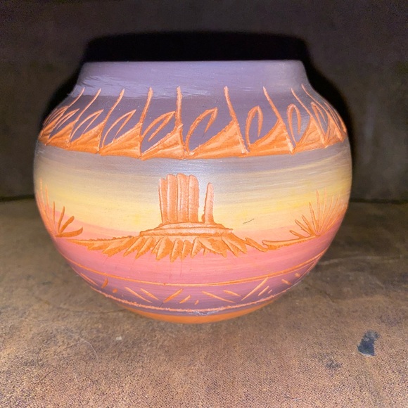 Handmade Redware Navajo Etched Vessel Bear Claw Mtn Mesa Verde Signed Silas - Picture 7 of 8